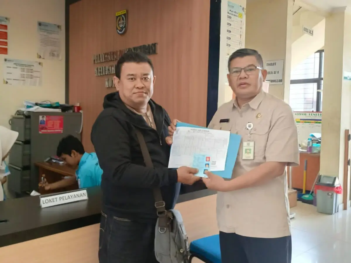 Lurah Jatijajar Serahkan Dokumen Kependudukan untuk Korban Kebakaran di RW 09