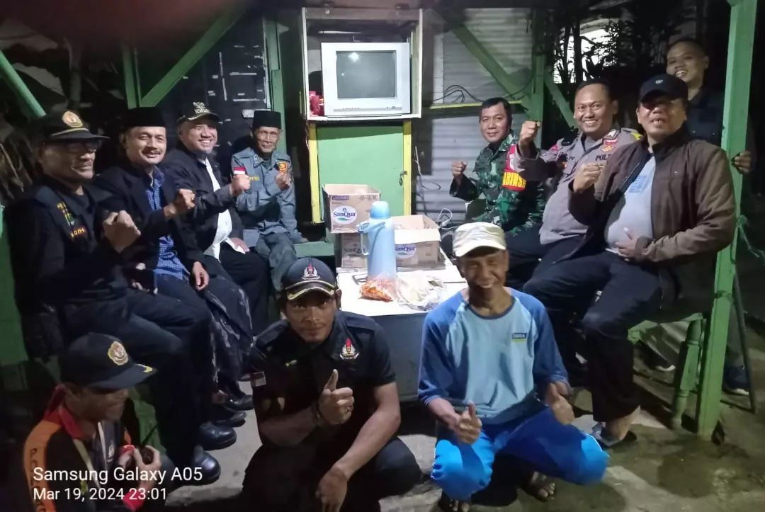 Patroli Malam Ramadan, Lurah Pondok Jaya Bersama Tiga Pilar Keliling Cek Poskamling