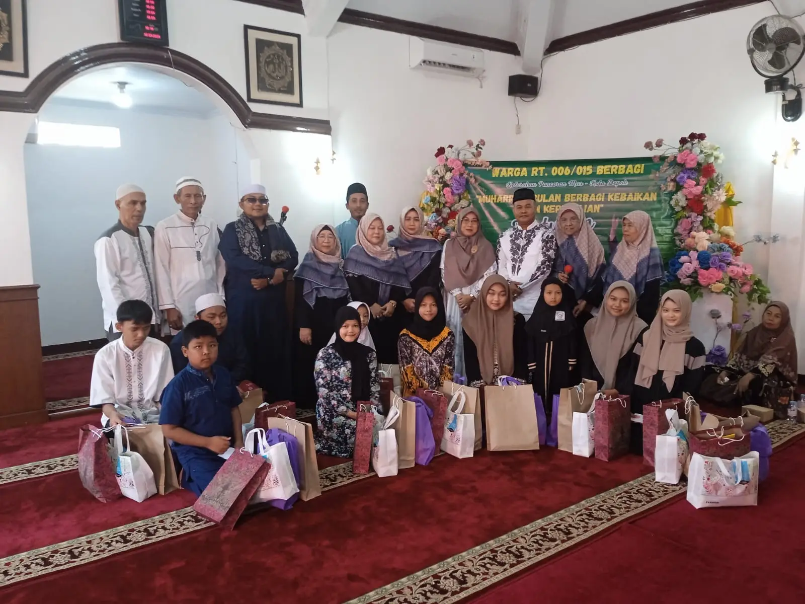 Momen Muharam, Pengurus RW 15 Pancoran Mas Santuni Anak Yatim