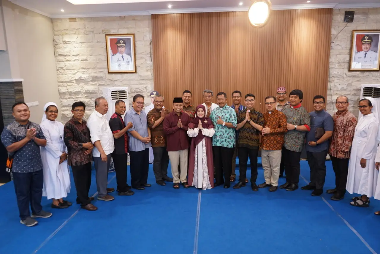 Lebaran Penuh Kebersamaan, Warga Beragam Agama Bersilaturahmi di Rumah Wali Kota