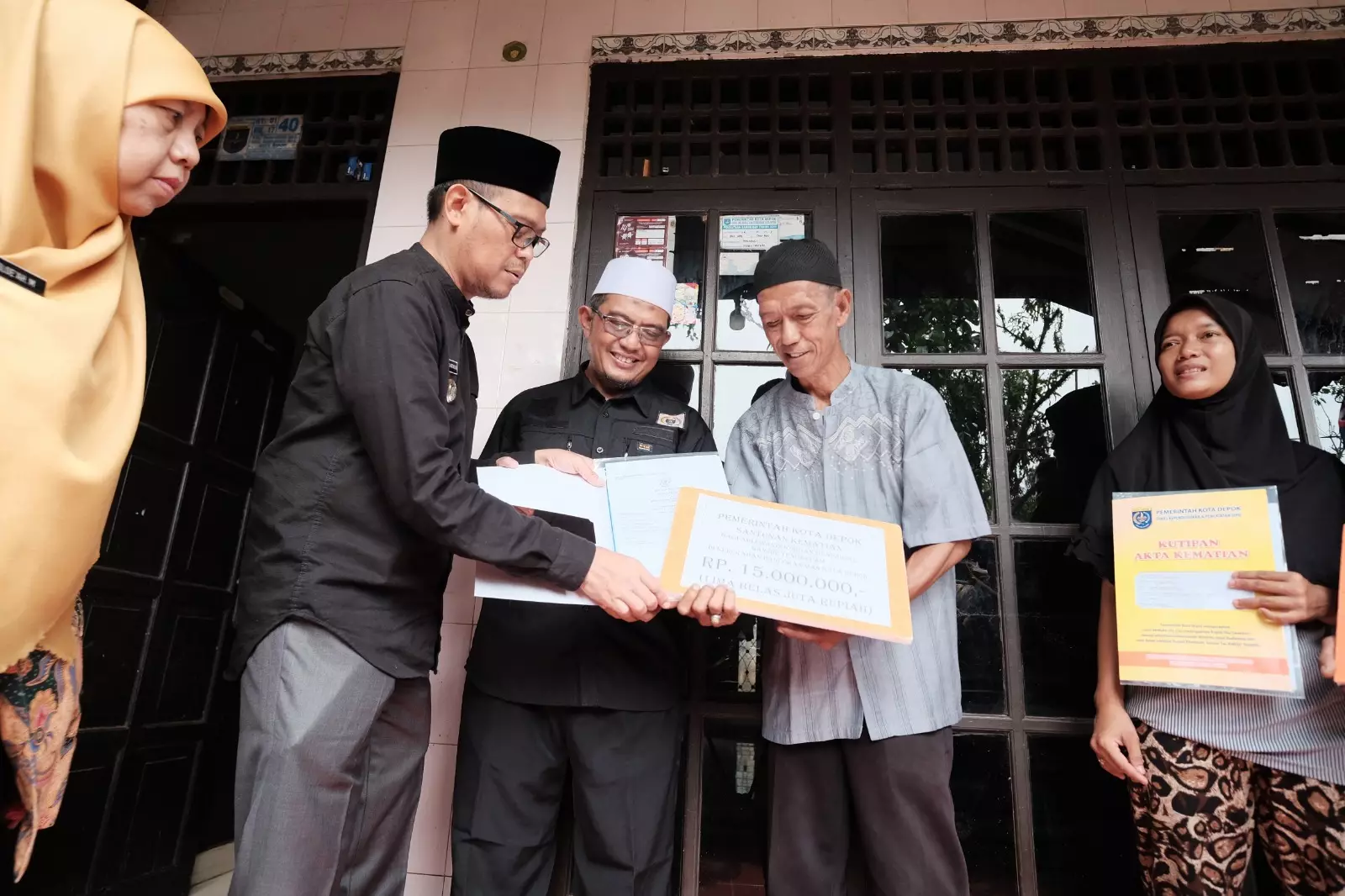 Bang Imam Serahkan Sankem Dua Korban Terseret Arus Gorong-gorong di Panmas