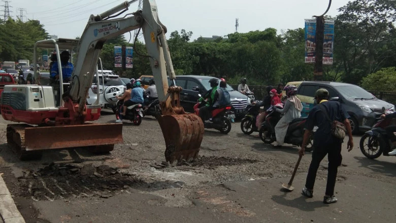 DPUPR Turunkan Satgas Lakukan Pengikisan Aspal di Jembatan GDC