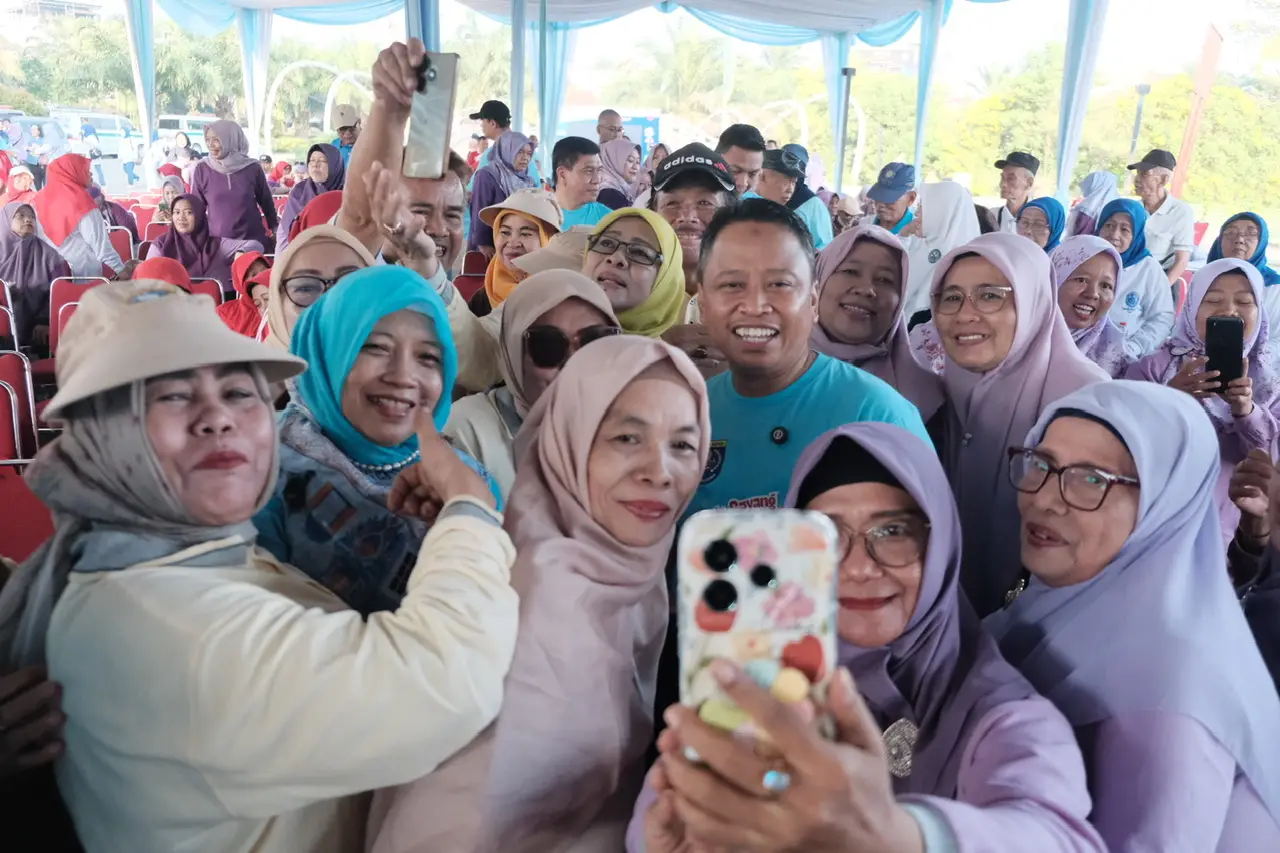 Penuh Keakraban di HLUN Depok, Lansia Ajak Wali Kota Supian Suri Swafoto