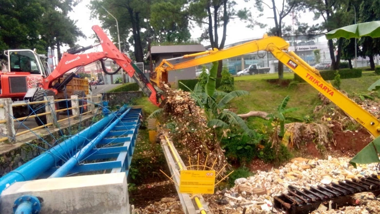 Bersihkan Sampah di Kali Baru, DPUPR Turunkan Dua Alat Berat