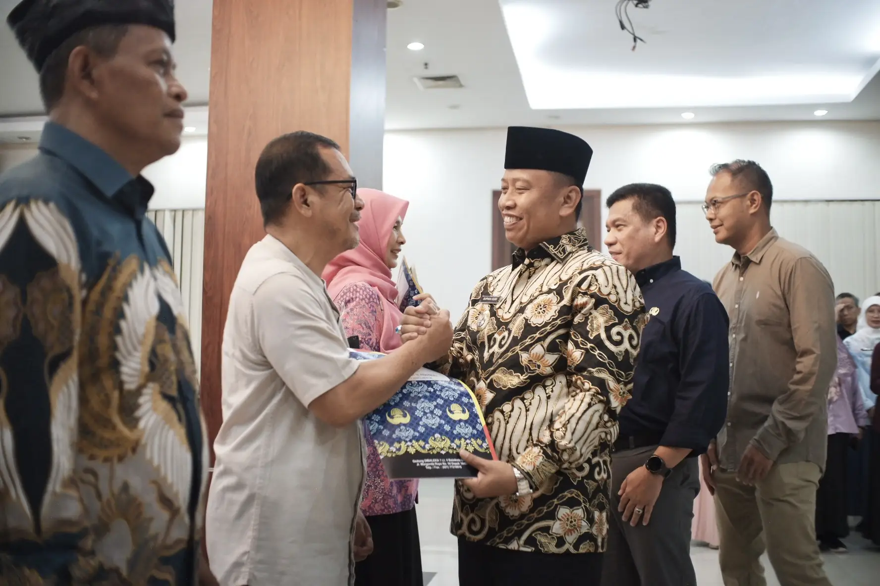Masuk Masa Purnabakti, Wali Kota Depok Serahkan SK Pensiun ke Tiga ASN