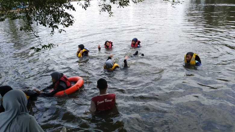 Relawan PMI Depok Dibekali Pelatihan Water Rescue
