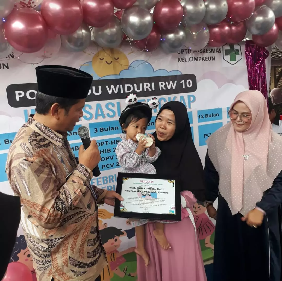 Tingkatkan Kunjungan Posyandu, Lurah Cimpaeun Beri Reward Bagi Balita Rajin ke Posyandu