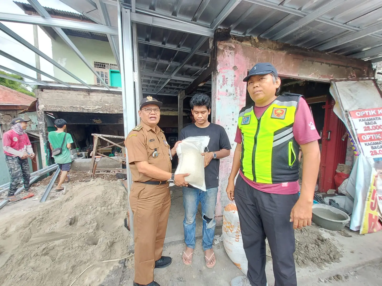 Lurah Jatijajar Serahkan Bantuan Bagi Korban Kebakaran di RW 06