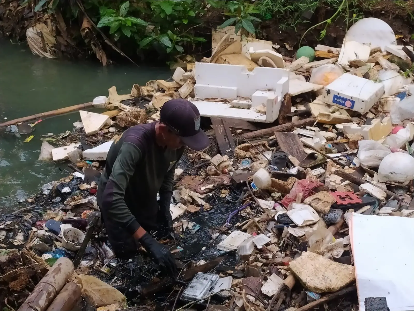 Pemkot Depok Kerahkan Tim Gabungan Bersihkan Sampah di Sungai Cipinang