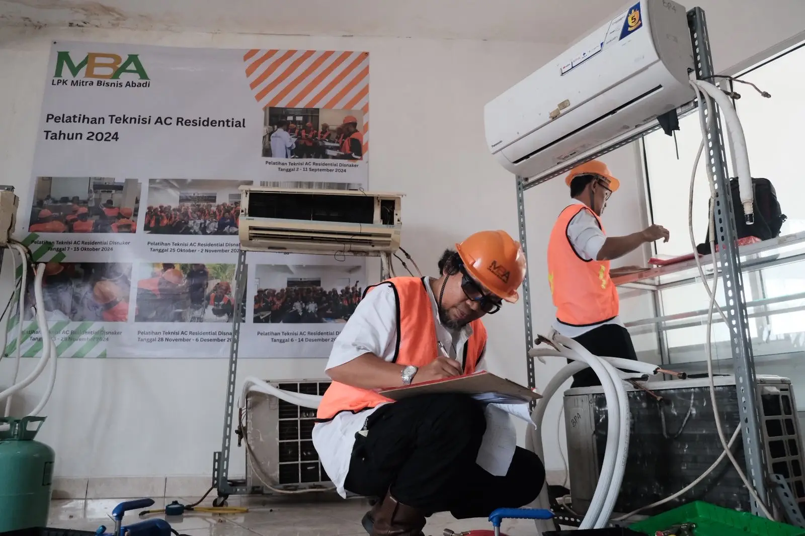 Puluhan Peserta Pelatihan Servis AC Disnaker Depok Jalani Uji Kompetensi