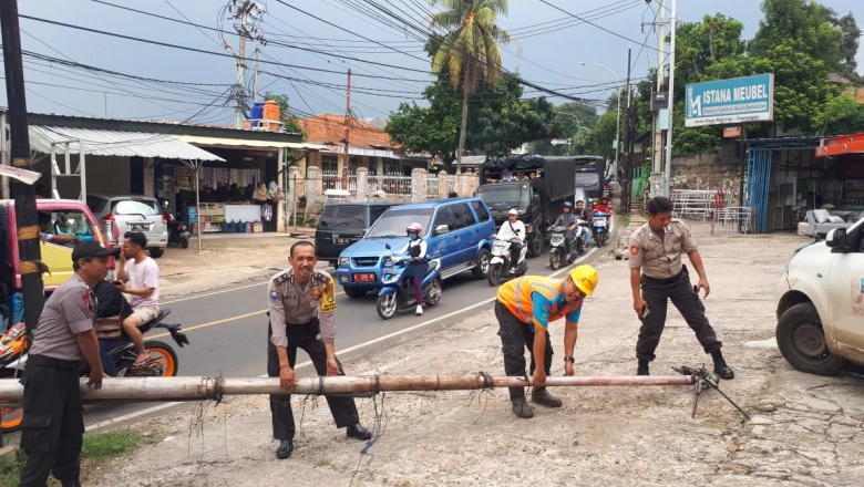 Polsek Sawangan Bantu Evakuasi Tiang Telepon yang Hampir Roboh