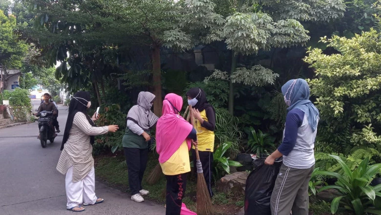 Warga RW 01 Ratujaya Rutin Kerja Bakti Bersihkan Lingkungan