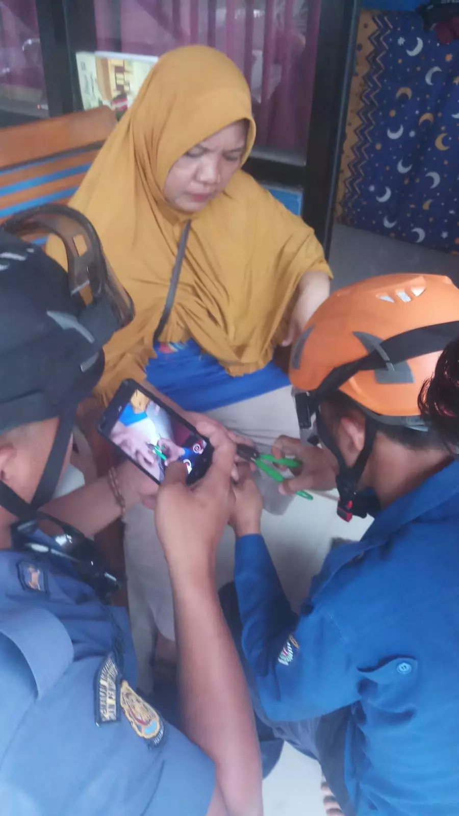 Sejumlah Aksi Unik Damkar Depok, Selamatkan Jari Warga yang Tersangkut di Cincin hingga Evakuasi Ular Kobra
