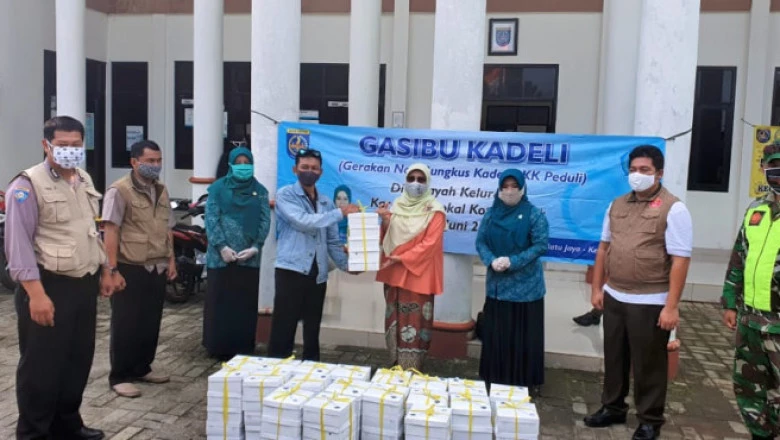 PKK Depok Bagikan 100 Nasi Kotak untuk Warga Terdampak Covid-19 di Ratujaya 
