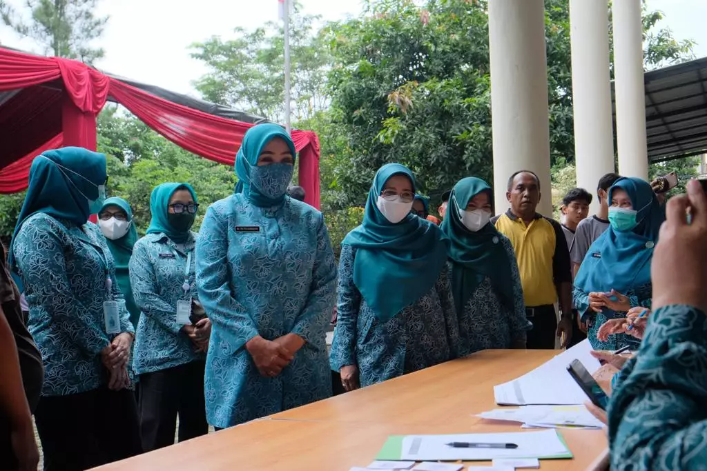 Ketua Umum TP-PKK Tinjau Penyaluran Bantuan Pemerintah di Kecamatan Cilodong