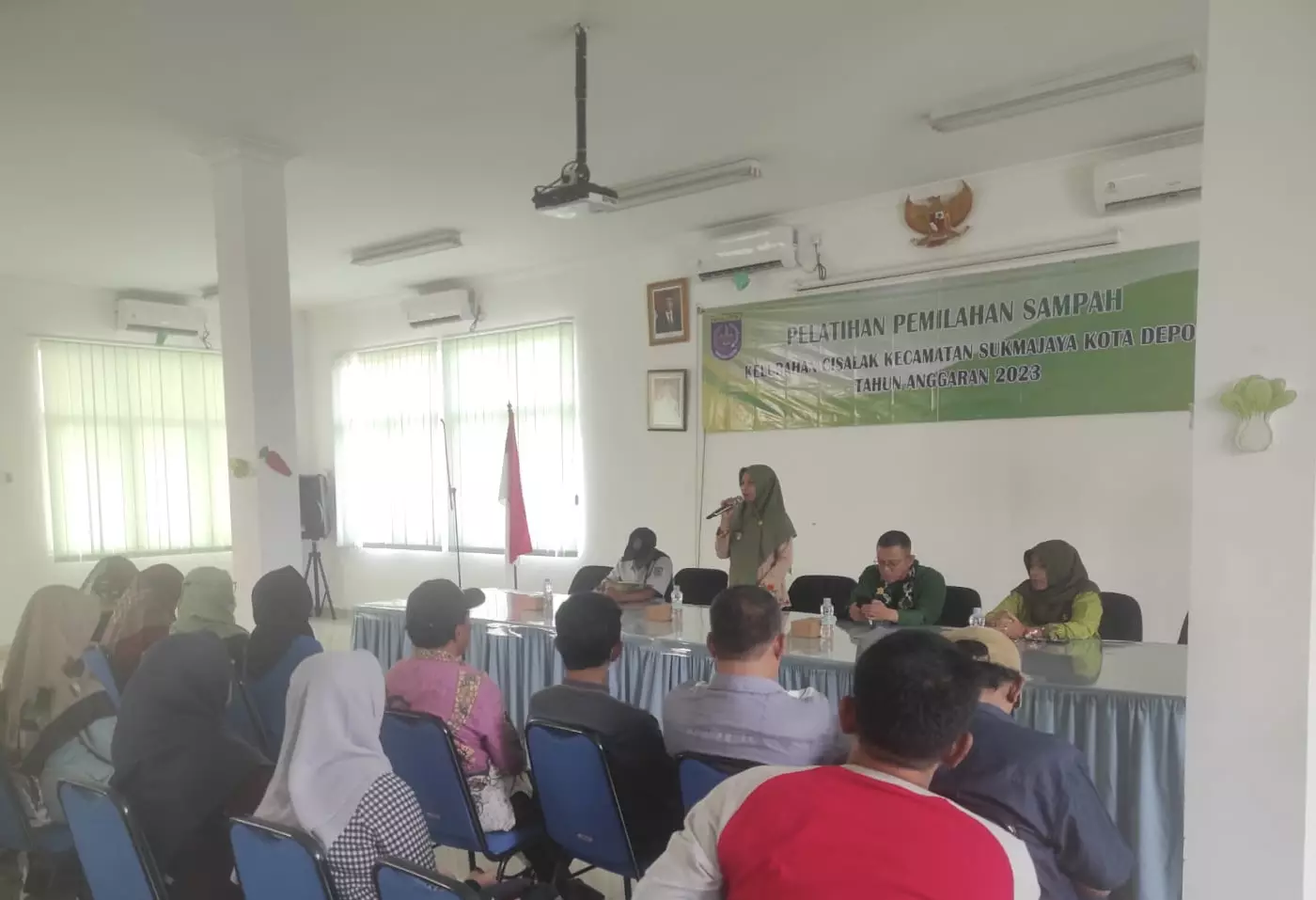 Pengurus Proklim di RW 06 Cisalak Dapat Pelatihan Pemilahan Sampah