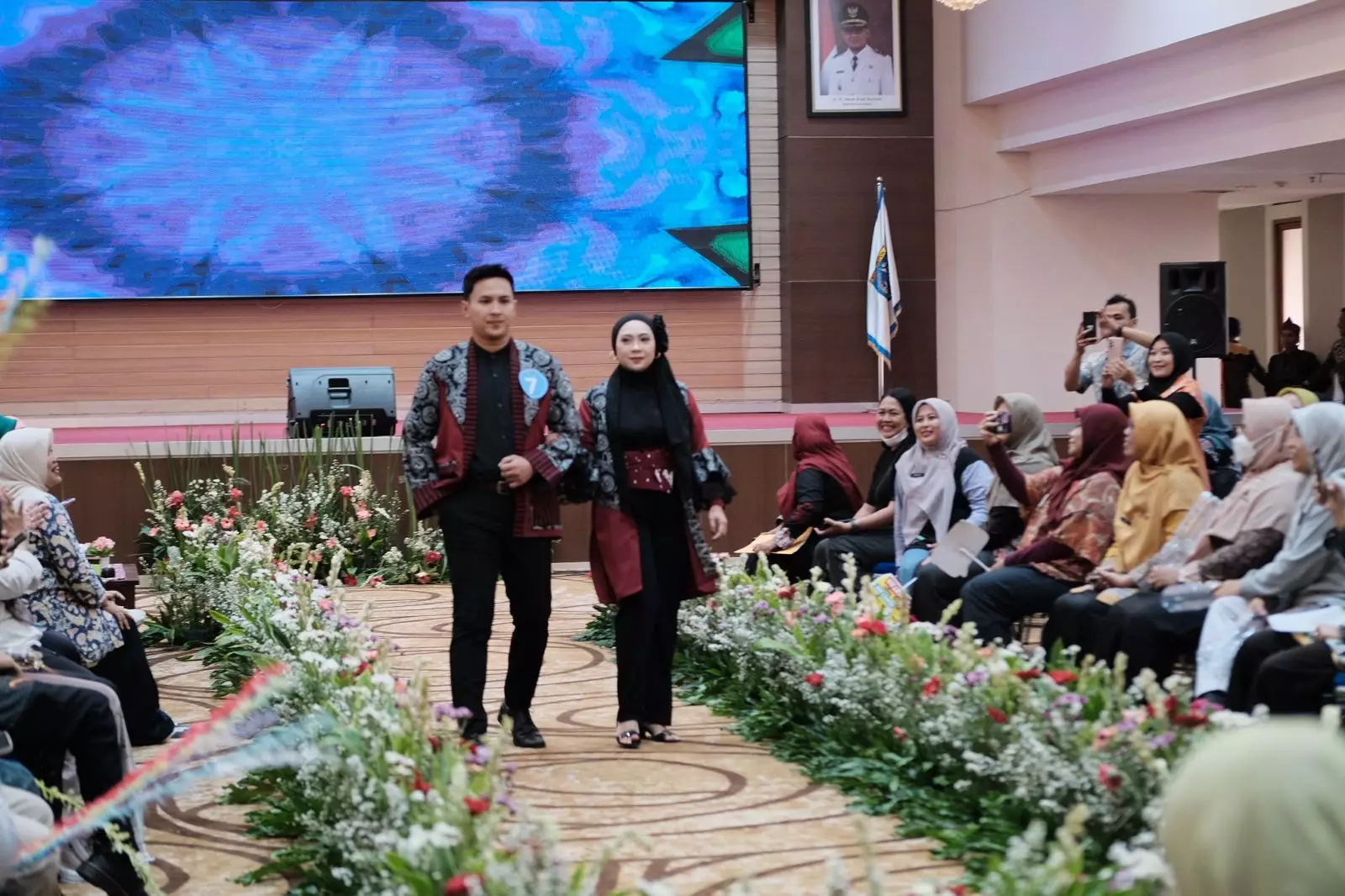 HUT ke-53 KORPRI, Puluhan ASN Fashion Show Pakai Batik Khas Depok