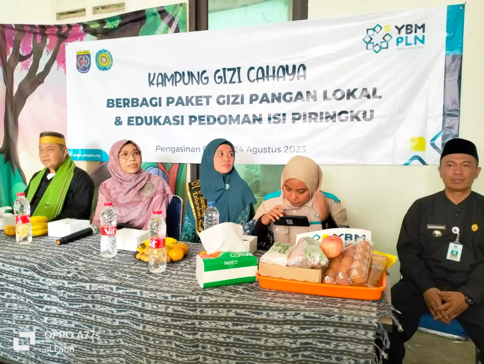 Entaskan Stunting, Kelurahan Pengasinan Bersama YBM PLN Bagikan 100 Paket Gizi Pangan Lokal