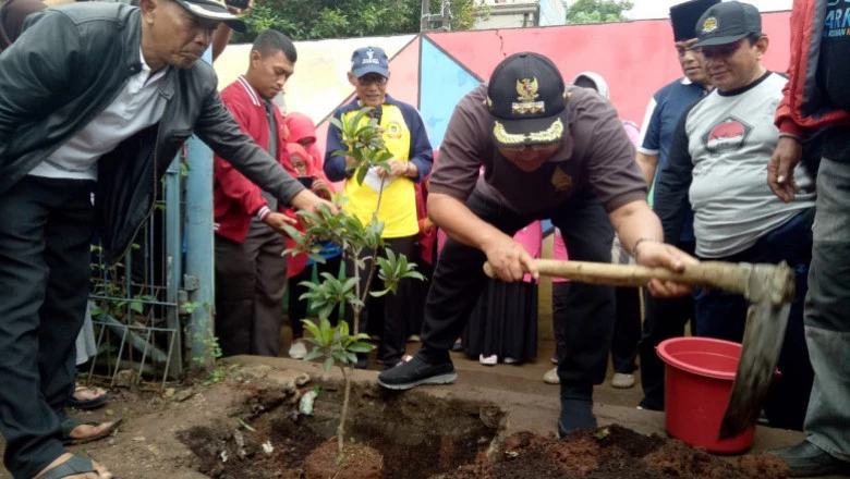 Kembalikan Identitas Kampung, Wali Kota Depok Tanam Pohon Sawo