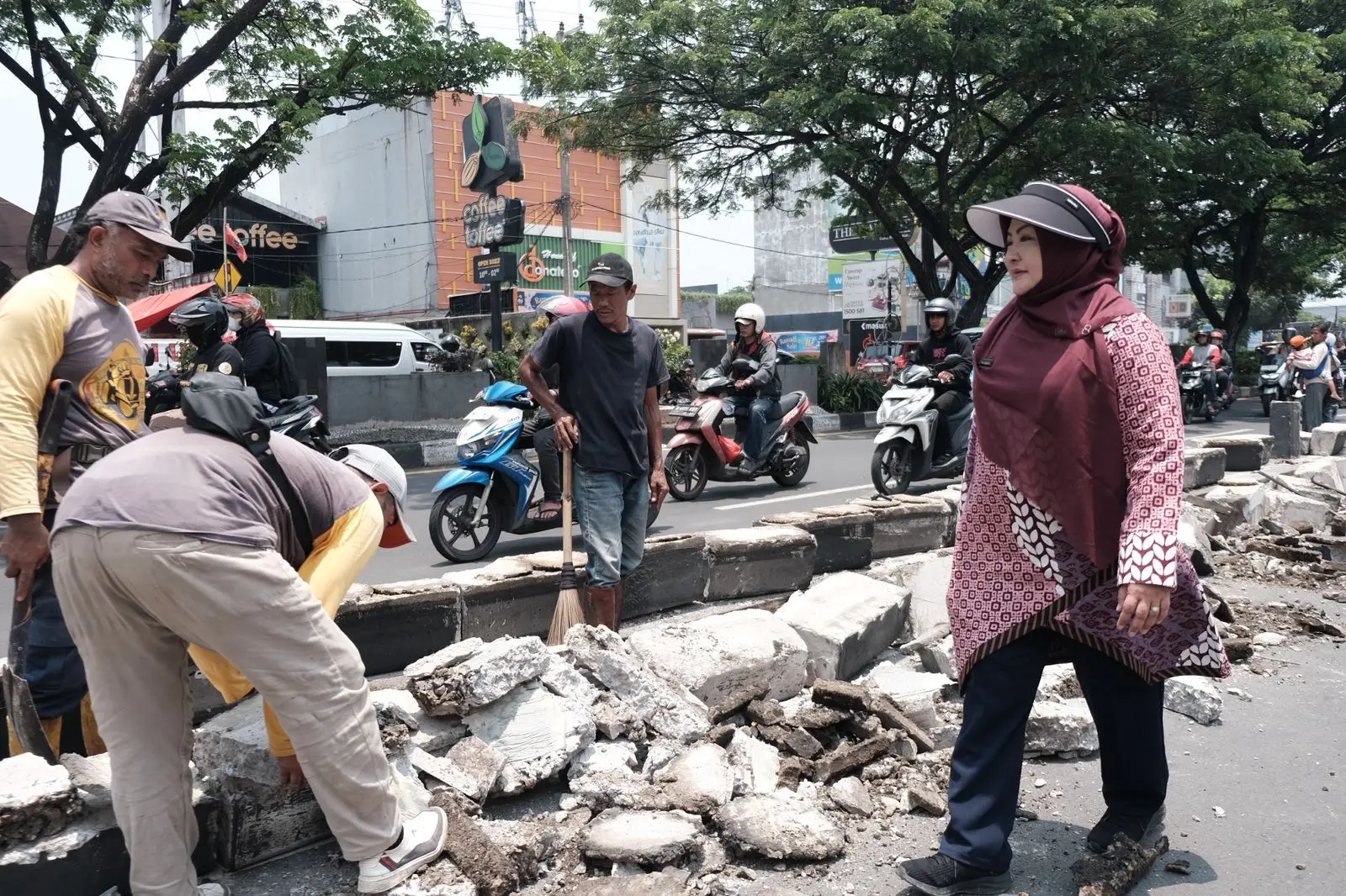 Gercep DPUPR Depok Bongkar Separator Margonda Raya