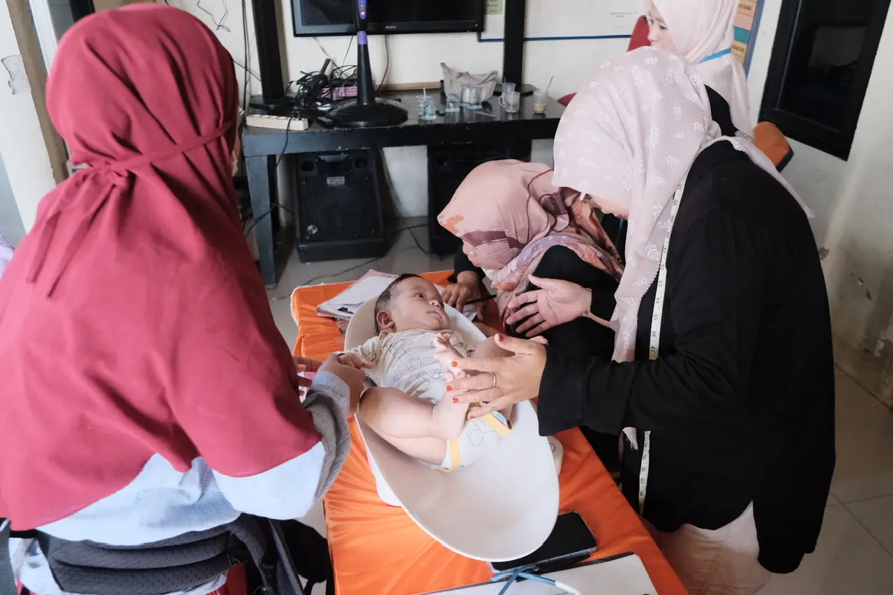 Posyandu Seruni Kelurahan Pangkalan Jati Baru Gelar Pemeriksaan Kesehatan Anak dan Lansia Gratis