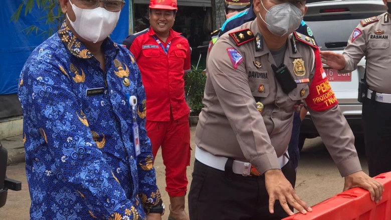 Rekayasa Lalin Underpass Dewi Sartika Berlaku Malam Ini, Dishub dan Polres Depok Pasang Alat Kelengkapan Jalan   