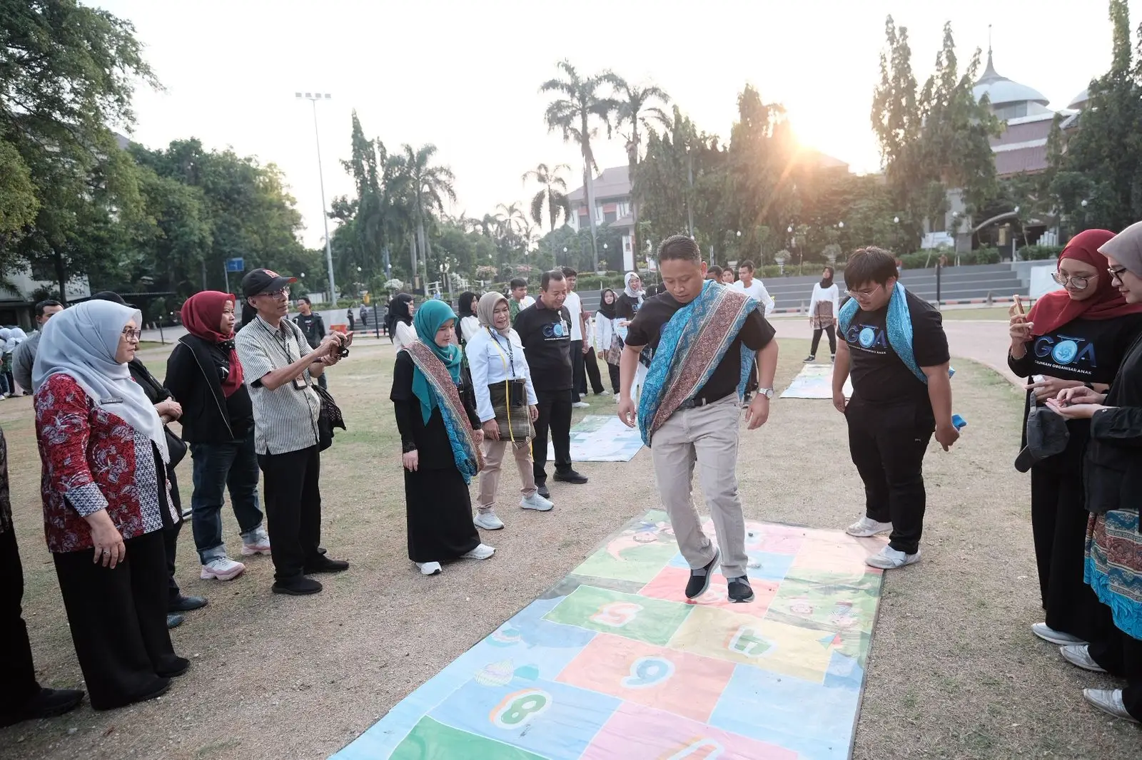 Ngurangi Main Gadget, Bang Supian dan Cing Ikah Ajak Bocah Depok Main Dolanan Tradisional