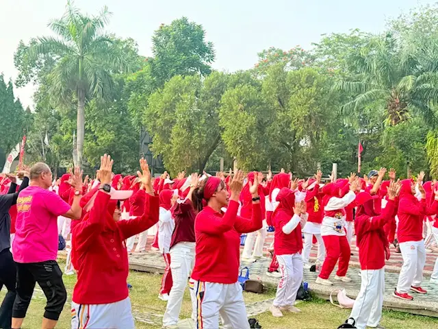 Penuh Energi, Ribuan Warga Senam Bersama HUT ke-81 RI