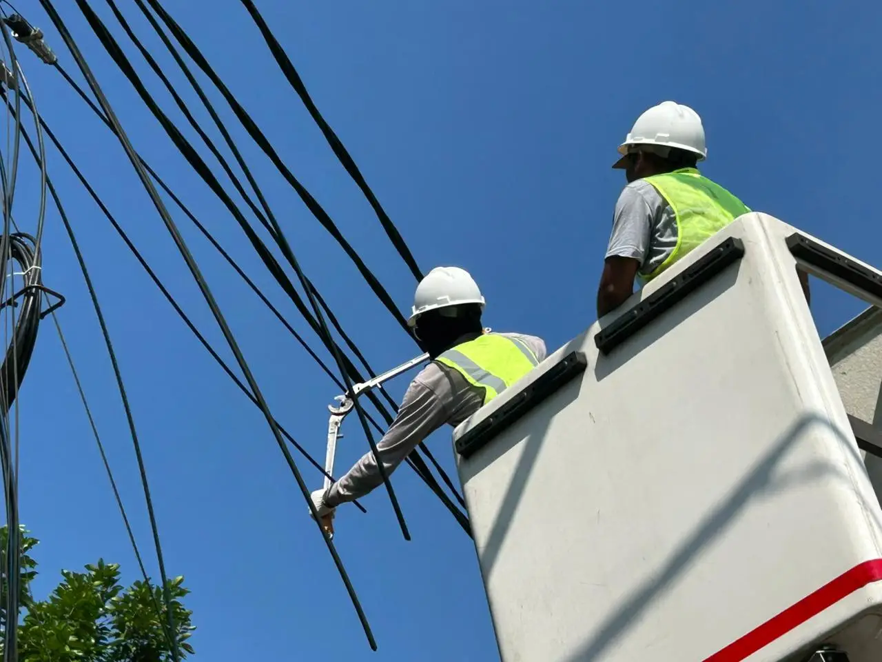 DPUPR Depok Tertibkan Kabel Udara Jalan Pemuda–Kartini, 700 Meter Tahap Awal Diputus