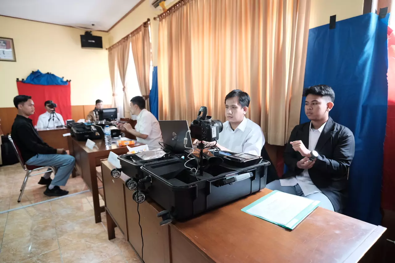 Disdukcapil Lakukan Perekaman Data E-KTP Siswa SMAN 2 Depok