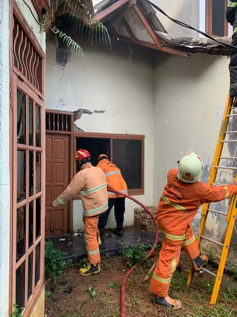 Berjibaku Selama Satu Jam, Damkar Berhasil Atasi Kebakaran di Sukamaju