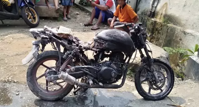 Petugas Damkar Padamkan Motor Terbakar di SPBU Pasar Agung