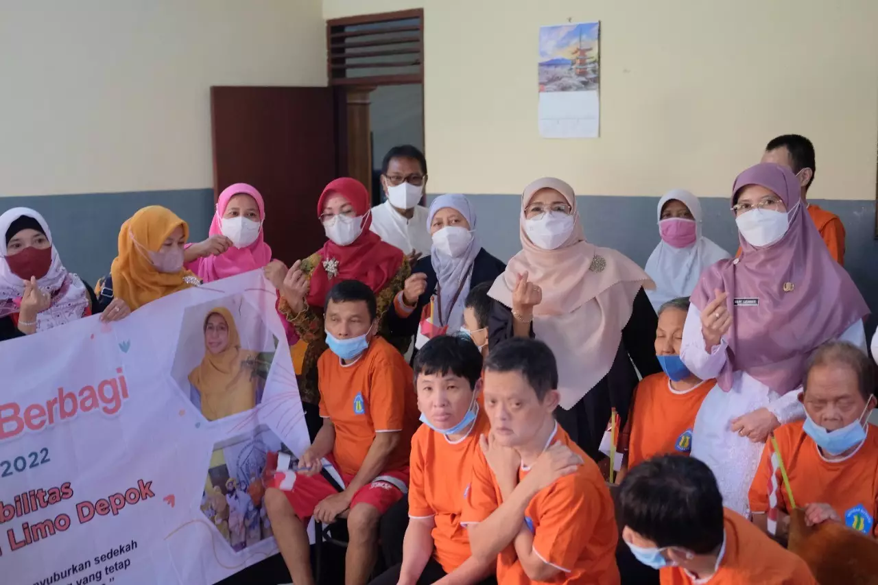 Sambangi Pos Pelayanan Bagi Penyandang Disabilitas Mutiara Az Zahra, Bunda Elly Berikan Berbagai Bantuan