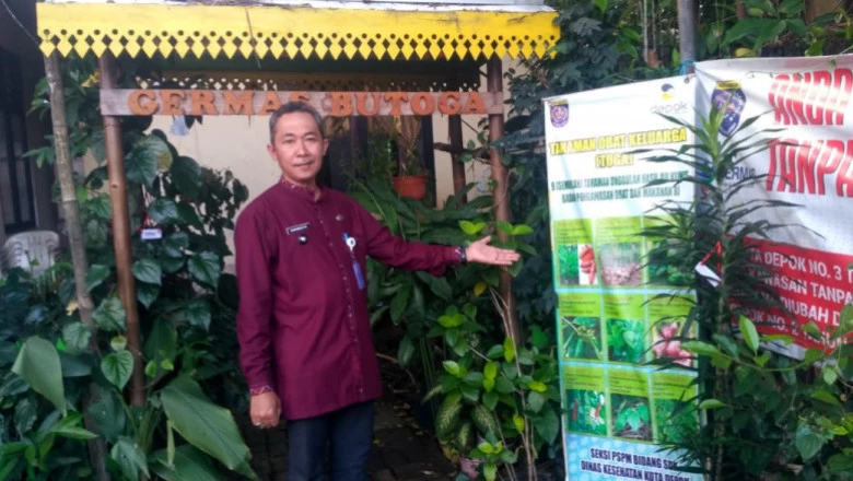 Pekarangan Kantor Kelurahan Mampang Disulap Jadi Kebun Tanaman Herbal