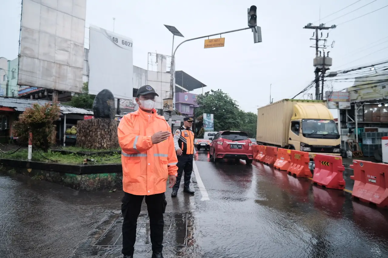 MRLL Mulai Diterapkan, Petugas Gabungan Sigap Atur Lalin di Tugu Batu Sawangan