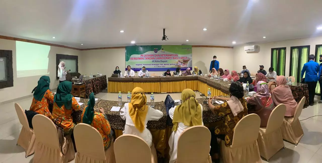 Lewat Pelatihan Handy Craft, Dinsos Depok Jadikan Lansia Semakin Produktif