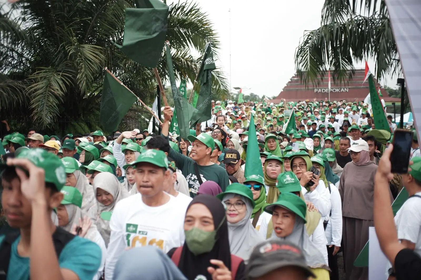 Ribuan Warga Ikuti Jalan Santai Peringati 100 Tahun NU