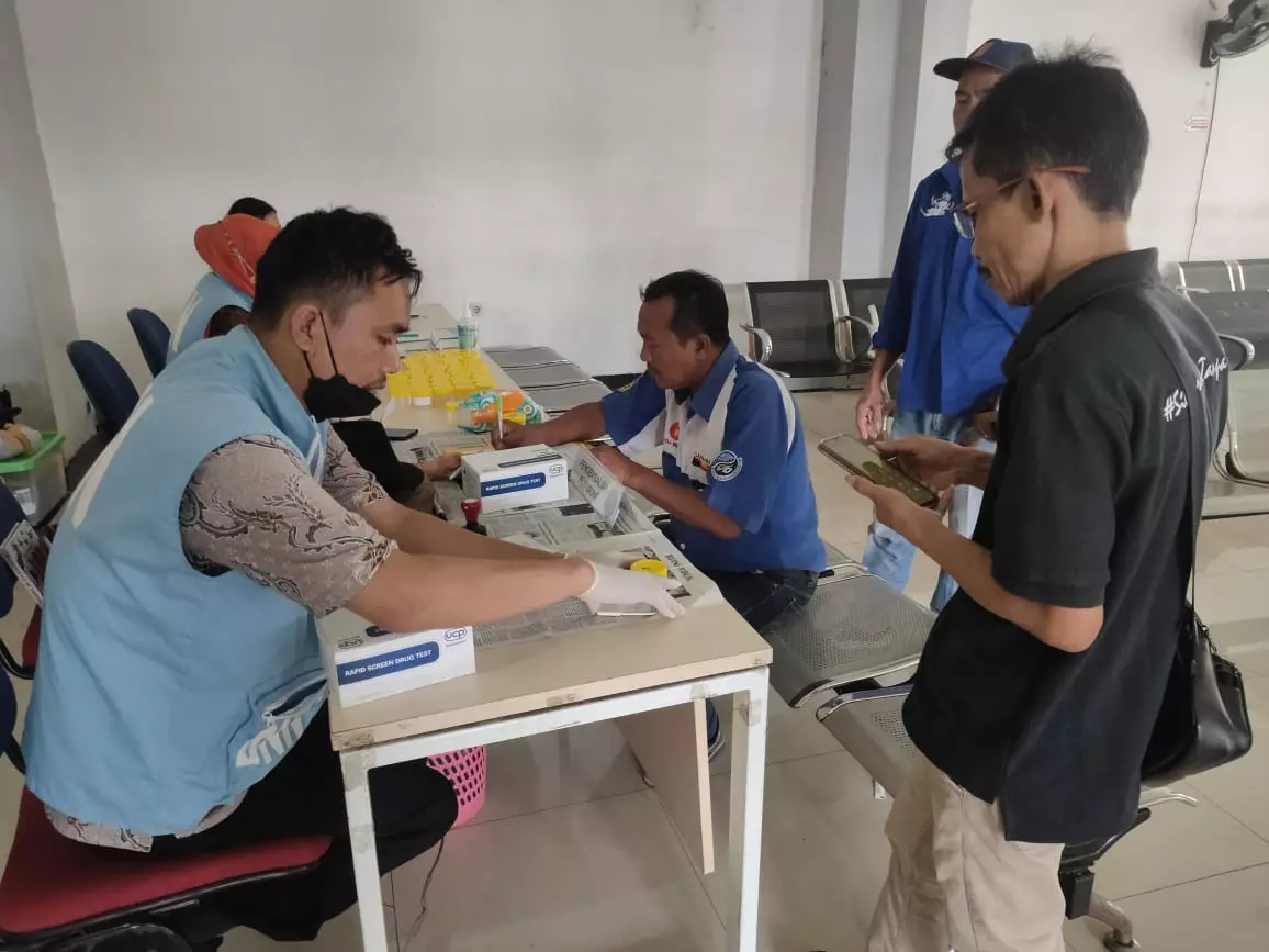 Pastikan Keamanan Pemudik, Puluhan Pengemudi Angkutan Lebaran di Terminal Jatijajar Jalani Tes Narkoba