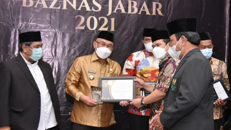 Peduli Zakat, Wali Kota Depok Terima Penghargaan dari Baznas Jabar