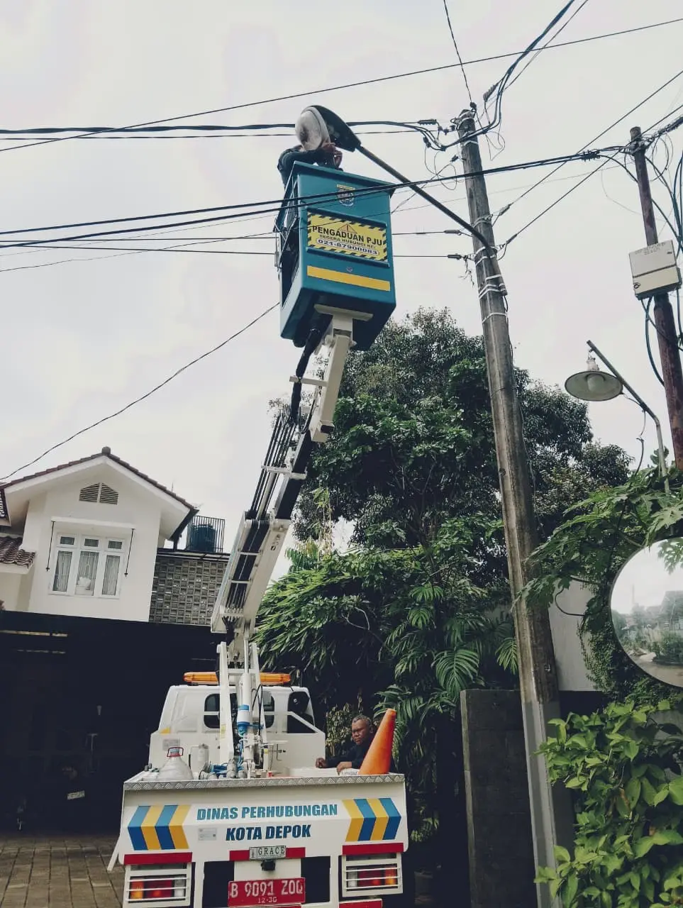 Gercep! Tim Maung ASRI Respon Cepat Laporan Warga PJU Mati di Jalan Pemuda