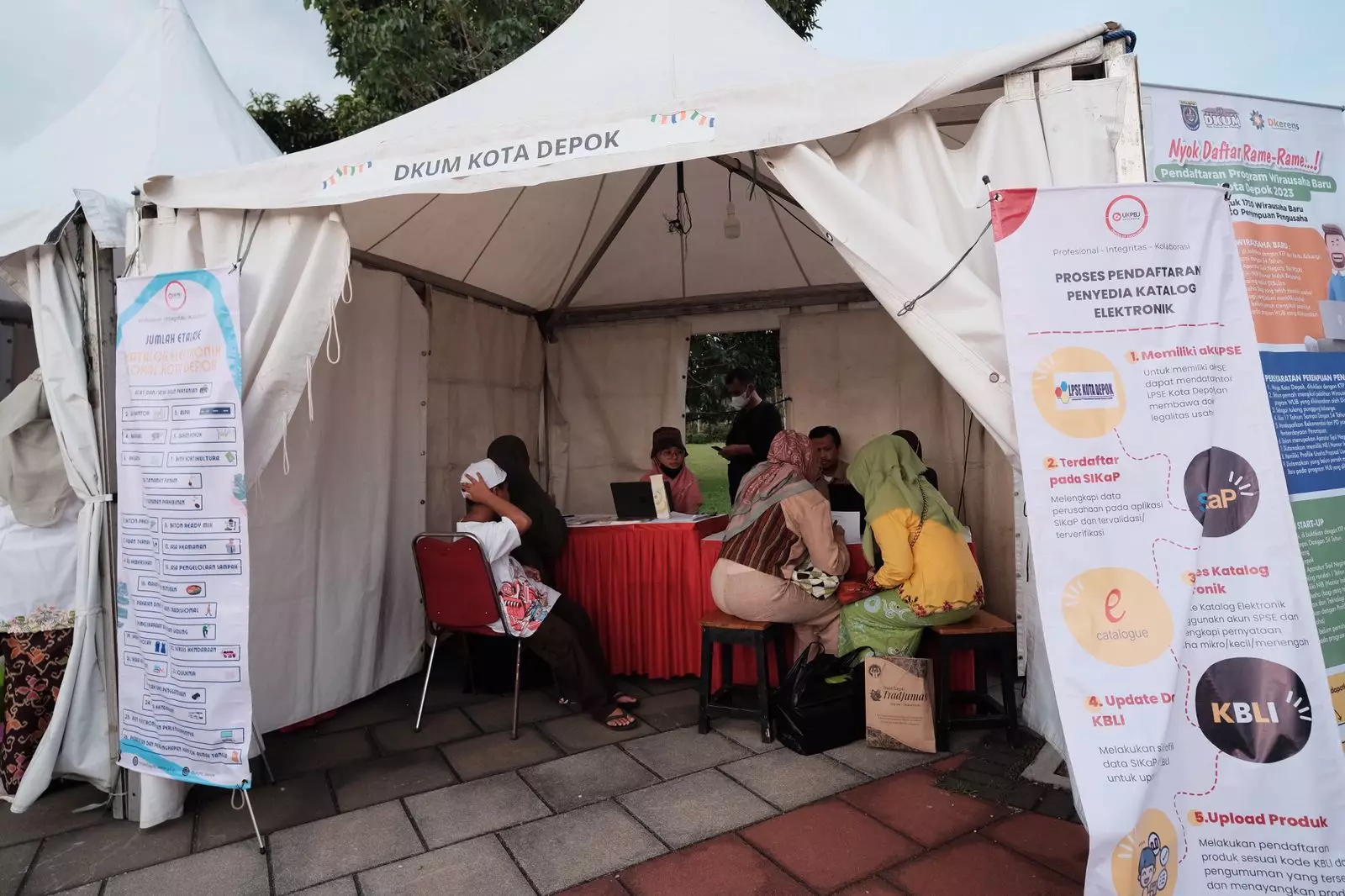 Ayo Manfaatkan! DKUM Buka Stan Pendaftaran WUB di Alun-alun Depok
