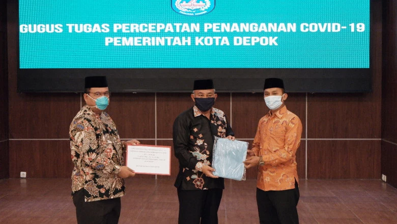 Penyerahan Bantuan dari Perkumpulan Guru Madrasah Kota Depok