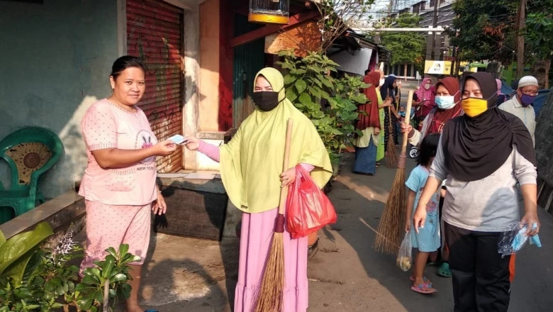 Perangi Covid-19, Warga RW 12 Bojongsari Bagikan Ratusan Masker