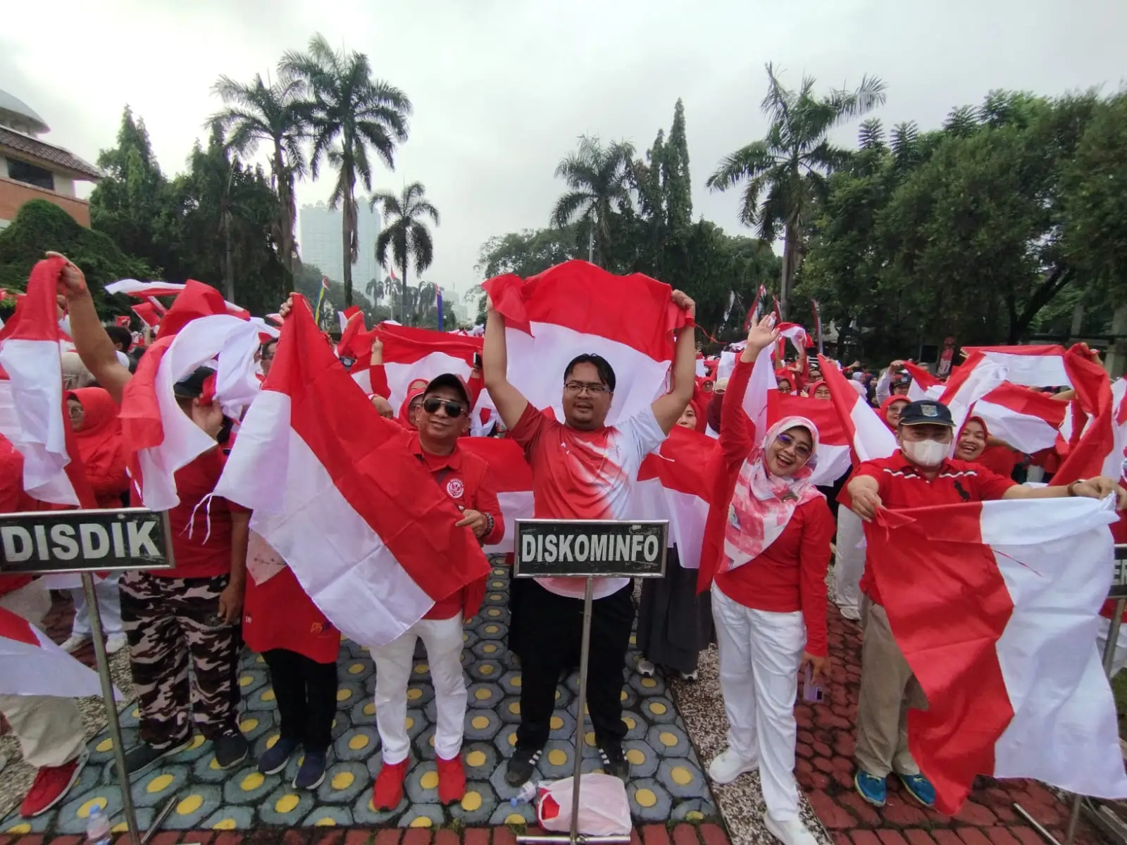 Semarakkan HUT ke-80 RI, ASN Pemkot Depok Kumpulkan Ribuan Bendera Merah Putih