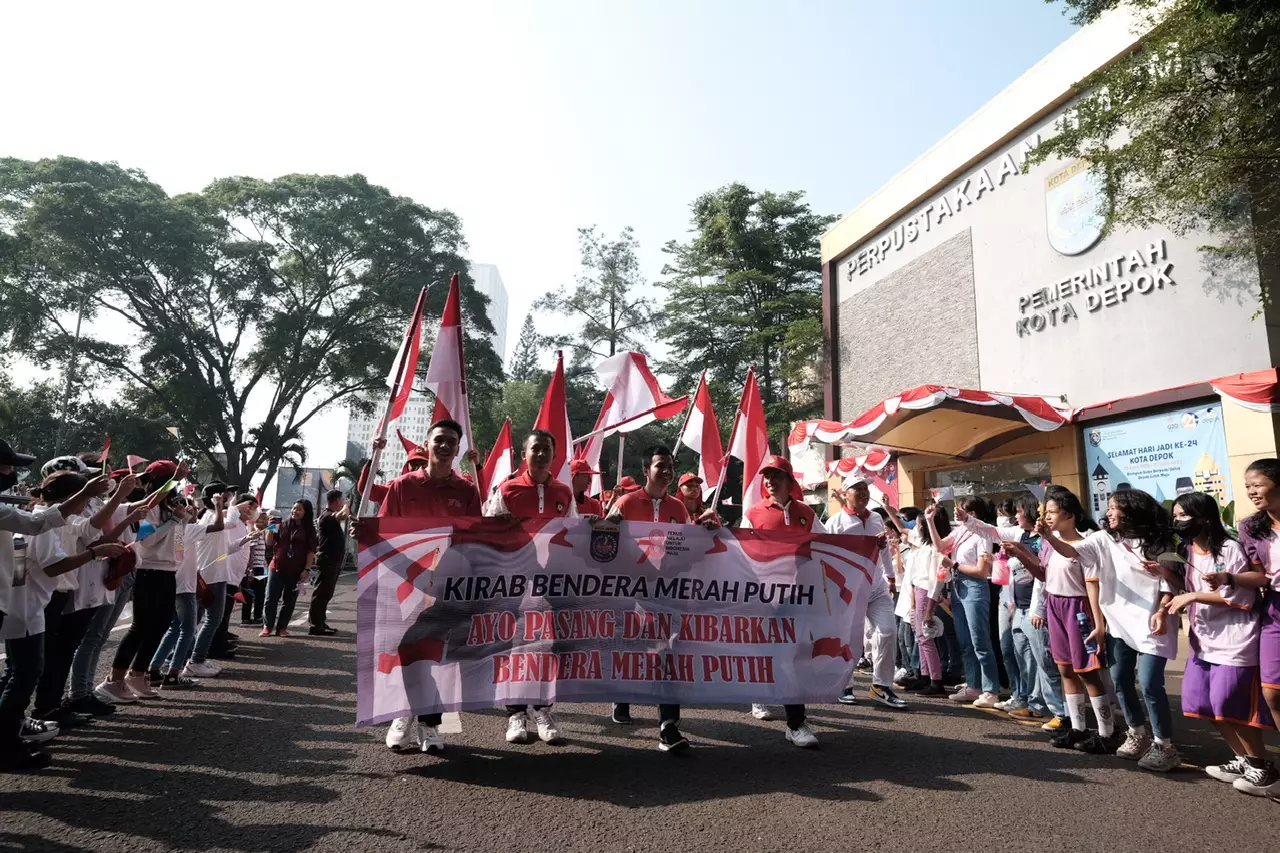 Ratusan Pelajar Depok Antusias Sambut Kirab Bendera Merah Putih