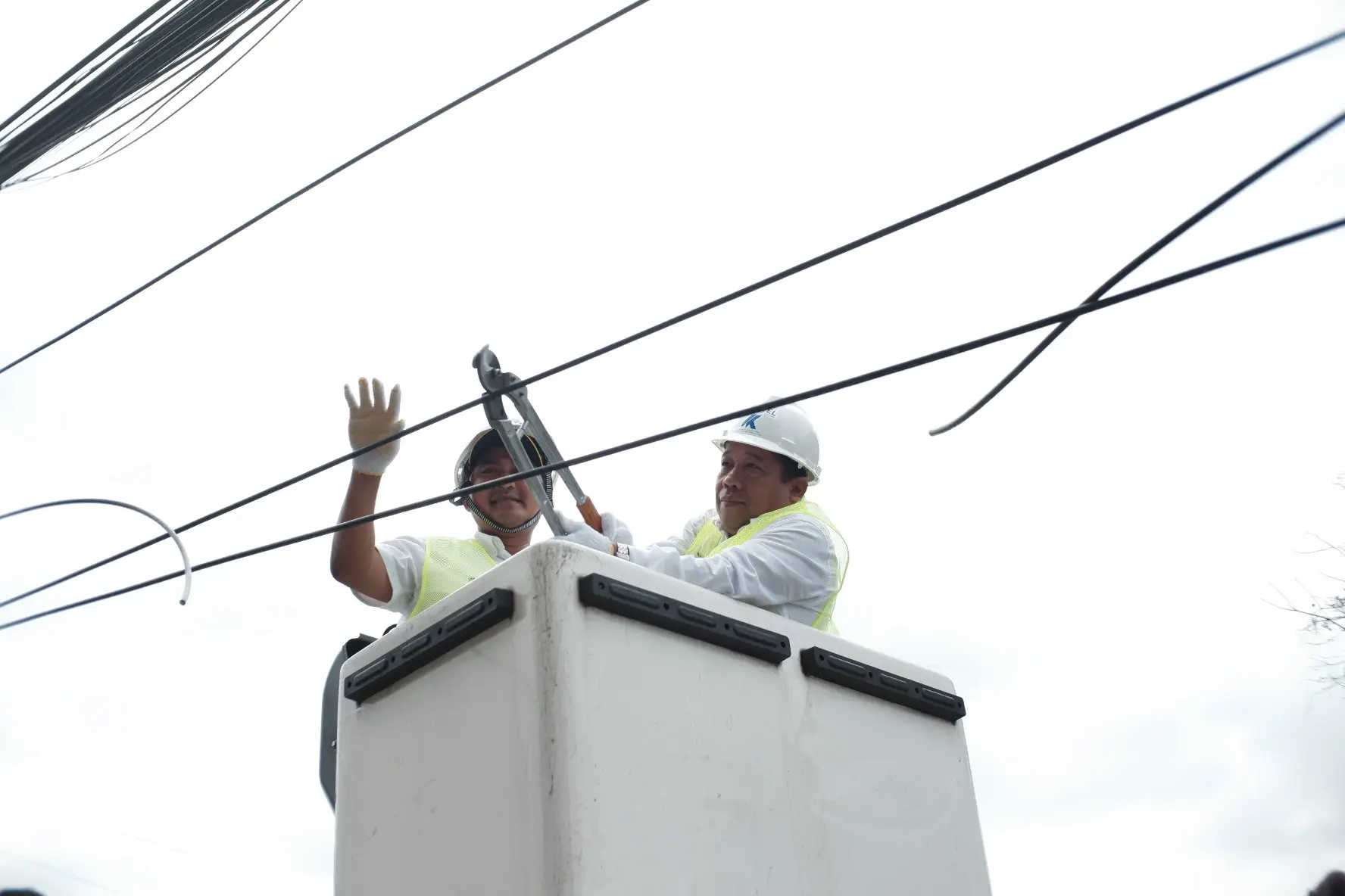 Pemkot Depok Tertibkan Kabel Udara Sepanjang 1,9 Km di Jalan Raya Serua