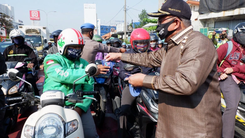 Wali Kota Depok Bagikan Masker Kepada Pengguna Jalan Margonda