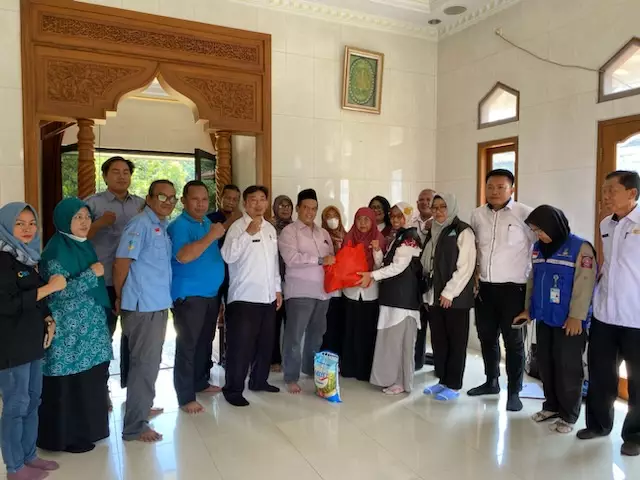Dinsos Dampingi Kemensos Serahkan Sankem Korban Kebakaran di Tugu