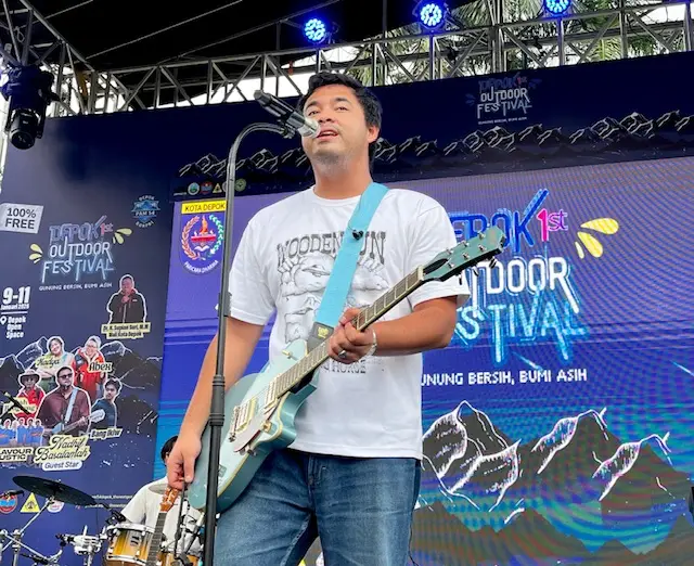 Diguyur Hujan, Warga Tetap Larut dalam Konser Nadhif Basalamah di Depok 1st Outdoor Festival