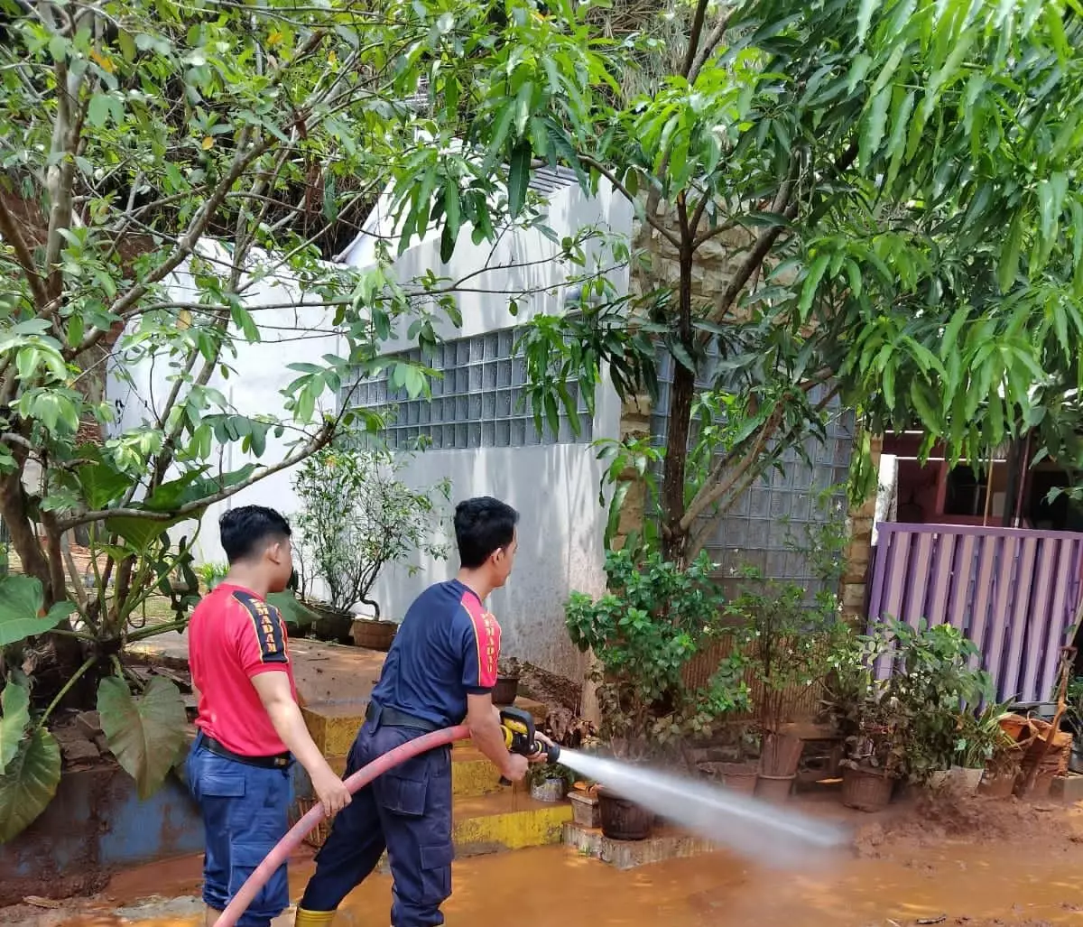 Personel Damkar Depok Siaga Penuh Waspada Longsor dan Banjir